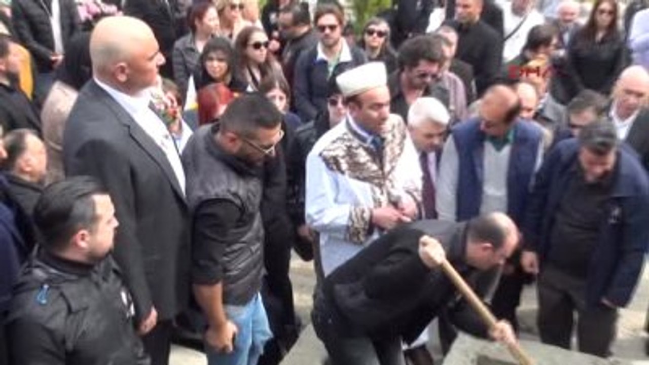 İzmir Sanatçı Sezen Aksu, Annesinin Mezarı Başında Dua Etti-2