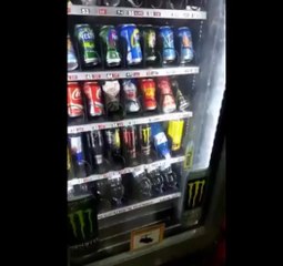 Ce distributeur de canette est une arnaque