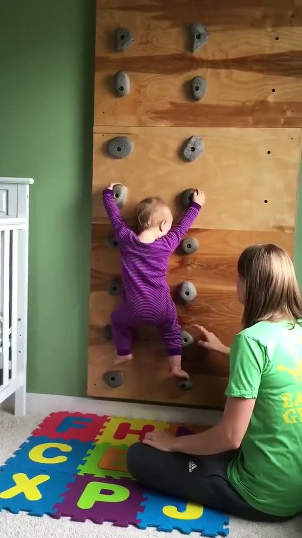 Un Bebe Fait De L Escalade Flippant Video Dailymotion
