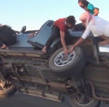 Trocar os pneus de um carro em movimento
