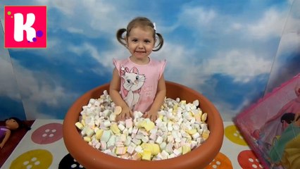 У Мисс Кати огромный горшок зефира маршмеллоу с сюрпризами игрушками Giant pot with marshmallow