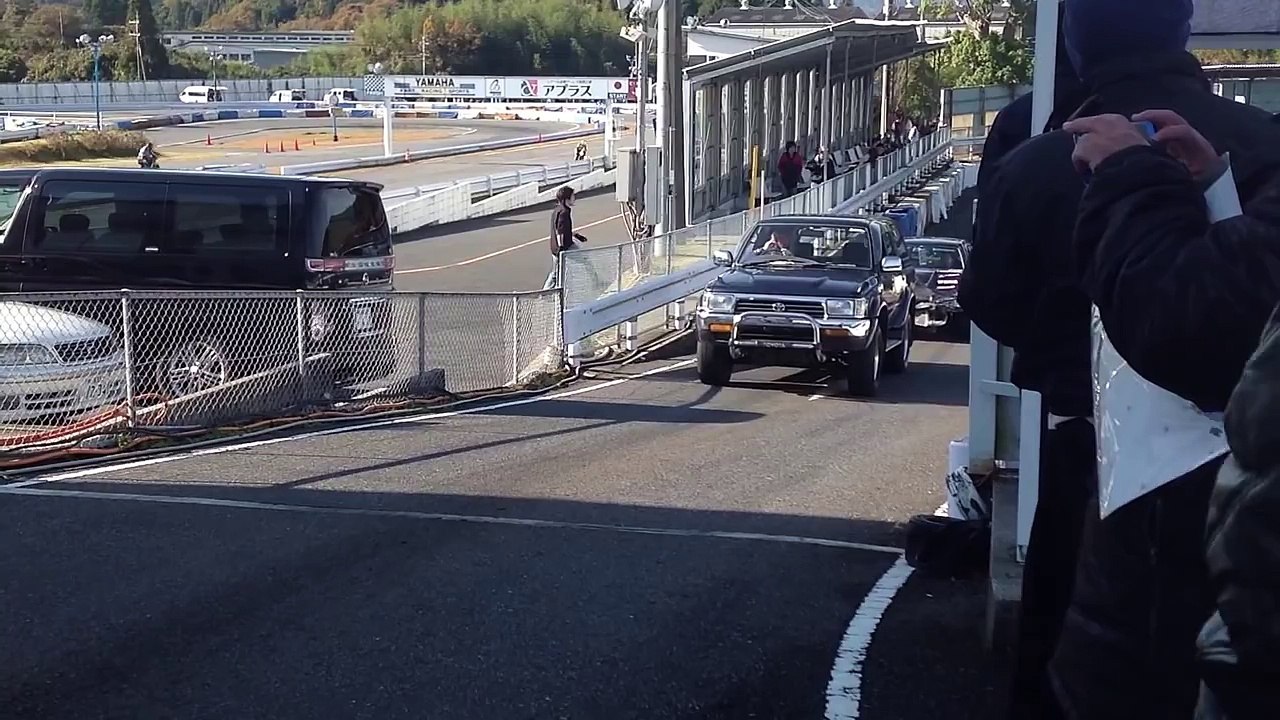 事故った痛車（スカイライン）が自走不能のため、牽引されていく動画！