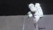 Um astronauta não consegue mais pegar seu martelo na Lua