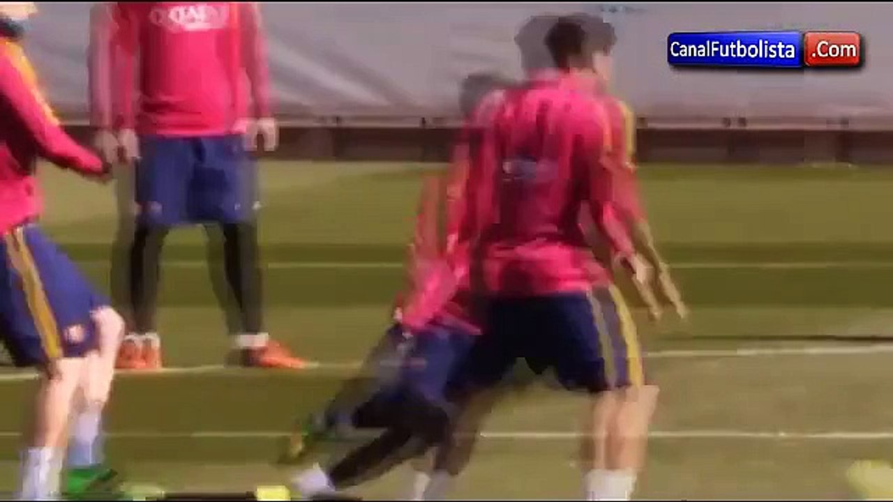 Messi se cae y hace reir a los jugadores del Barcelona • 2016