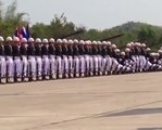 Soldados fazem uma parada militar sincronizada