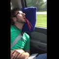 Dois homens enchem a boca do amigo de guloseimas enquanto ele dorme