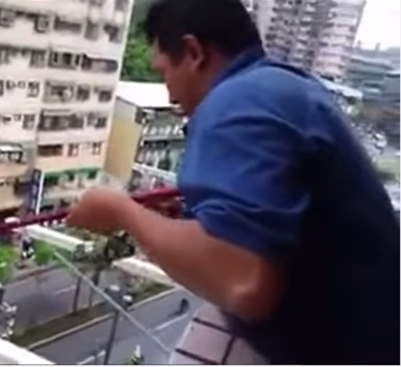 Um homem pesca um peixe do oitavo andar