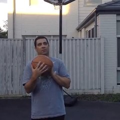 Um pai ganha a aposta no basquete