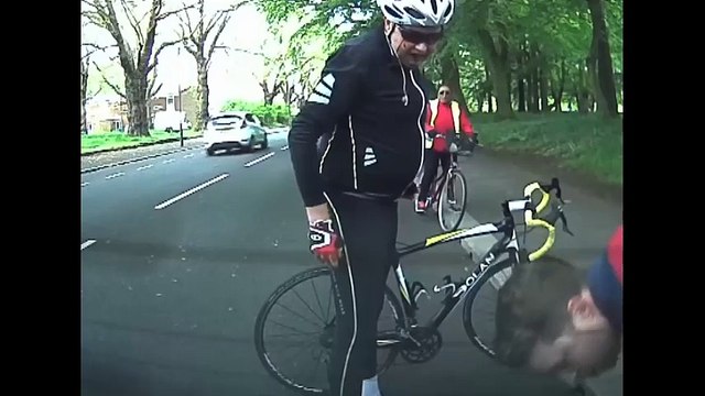 Um ciclista distraído colide com um carro parado