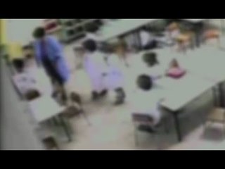 Tuglie (LE) - Maestra maltratta i bambini e bestemmia in classe (02.03.16)