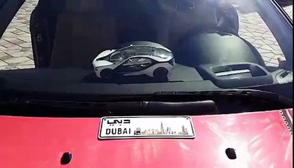 Biznesmeni shqiptar si sheik ne makine