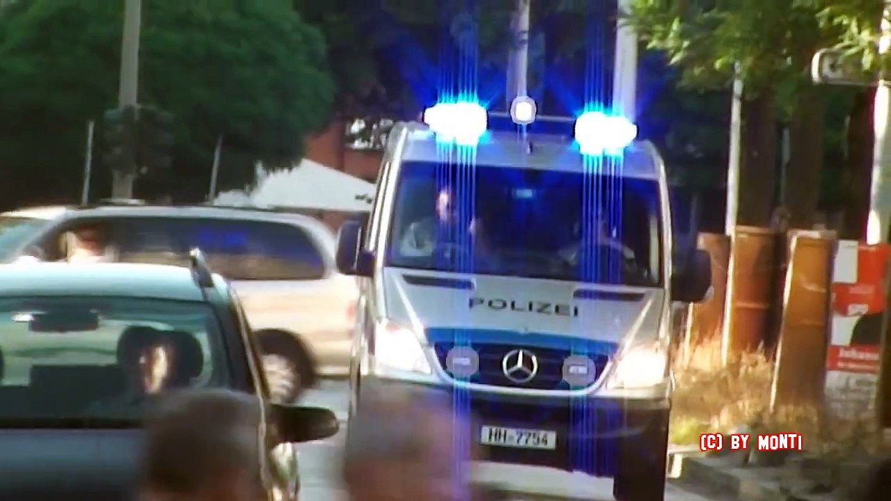 Füßgänger ignorien Hamburgs Polizei auf Einsatzfahrt // LEMKW  2x FuStW Polizei Hamburg (
