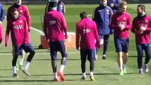 Neymar y Luis Suárez 'Castigan' a Mascherano en el entrenamiento