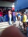 Vea como se empujan las personas a las afueras del Santo Tomé Castillito en Guayana