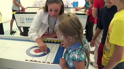 Игра в керлинг. Павильон, посвященный Всемирной зимней Универсиаде 2019 года в Красноярске