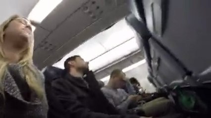 Un pilote d'American Airlines annonce à un passager qu'il va devenir papa