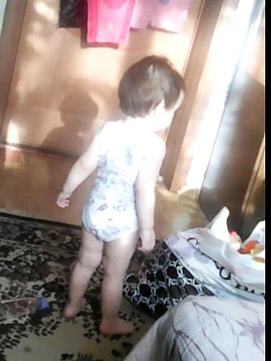 Маленькая девочка танцует. Танцующие дети. Прикол. Малыши танцуют