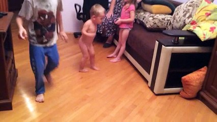 Малыши танцуют _)