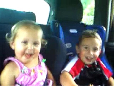 Малыши танцуют бровями )))