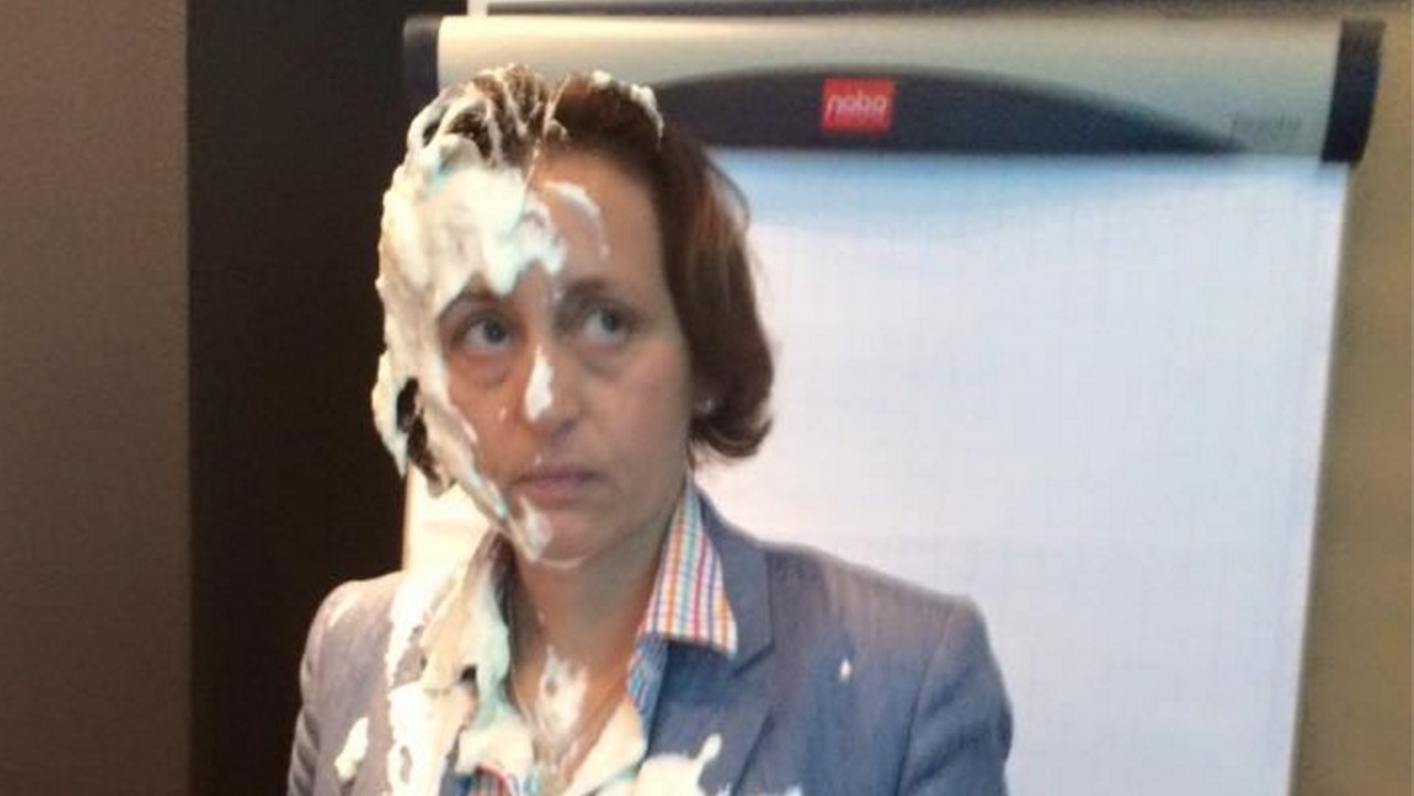 Almanya'da mülteci karşıtı politikacıya pastalı protesto
