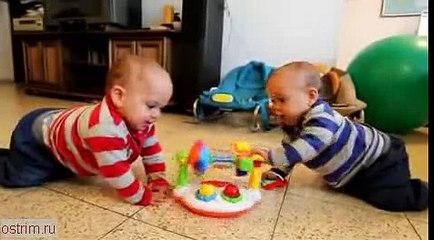 Малыши танцуют под звуки музыкальной шкатулки