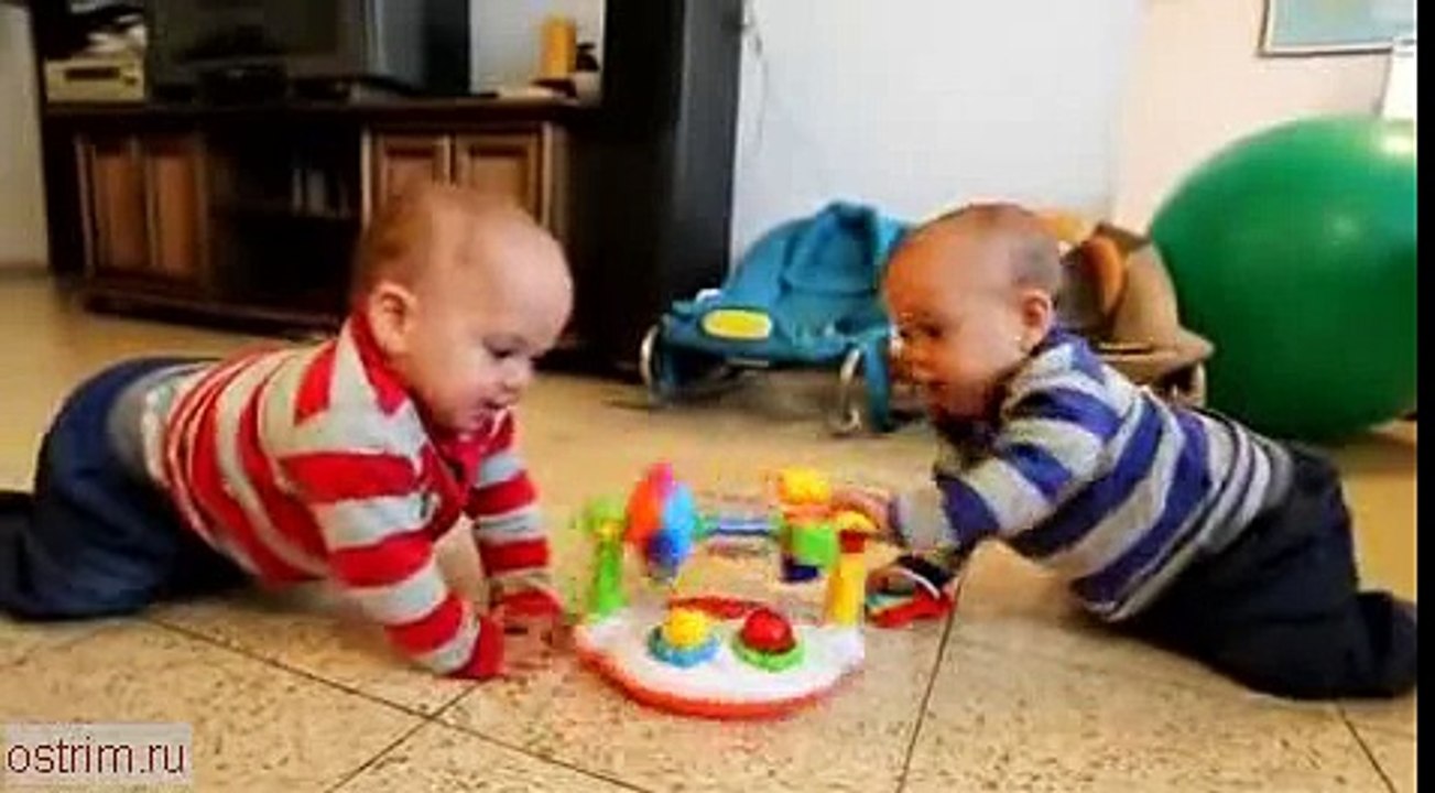 Малыши танцуют под звуки музыкальной шкатулки