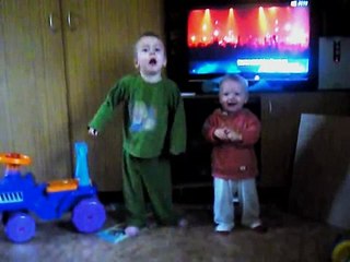 малыши танцуют под рок музыку