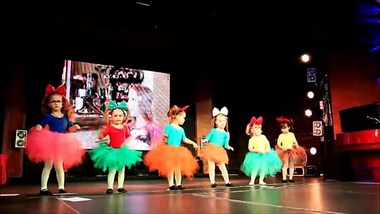 Малыши танцуют, Тае 3 года. Kids dancing , Taya is 3 years old )
