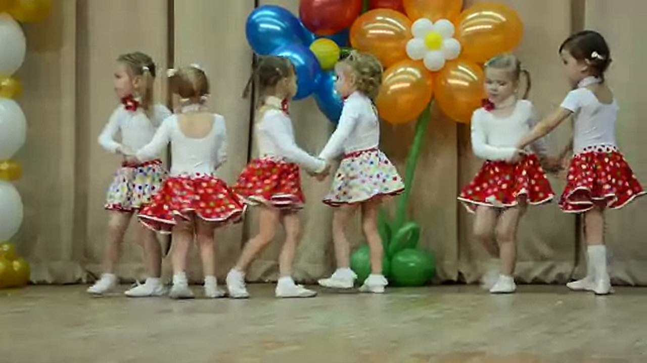 Малыши танцуют. Дети 3-3,5г