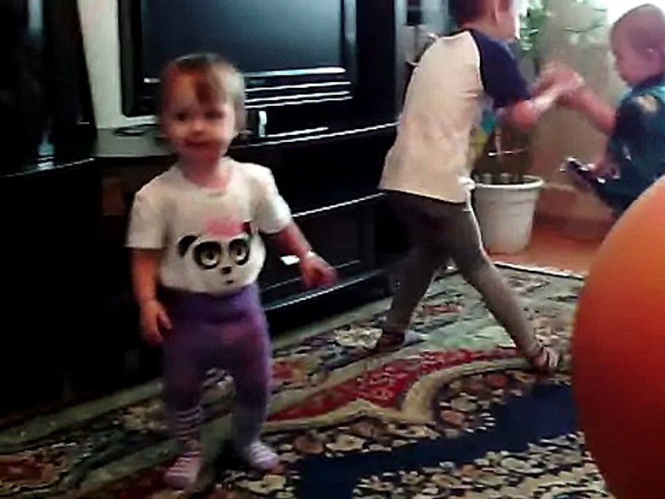 Настя и тусовка, малыши танцуют