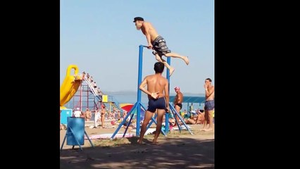 Дед качек крутится на турнике