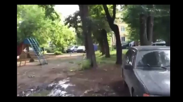 Машины проезжают везде где могут