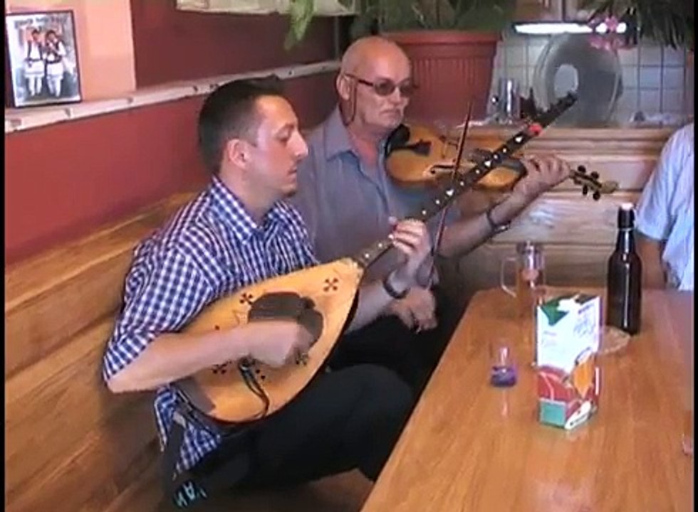 Braca Domic - Tri metera samota