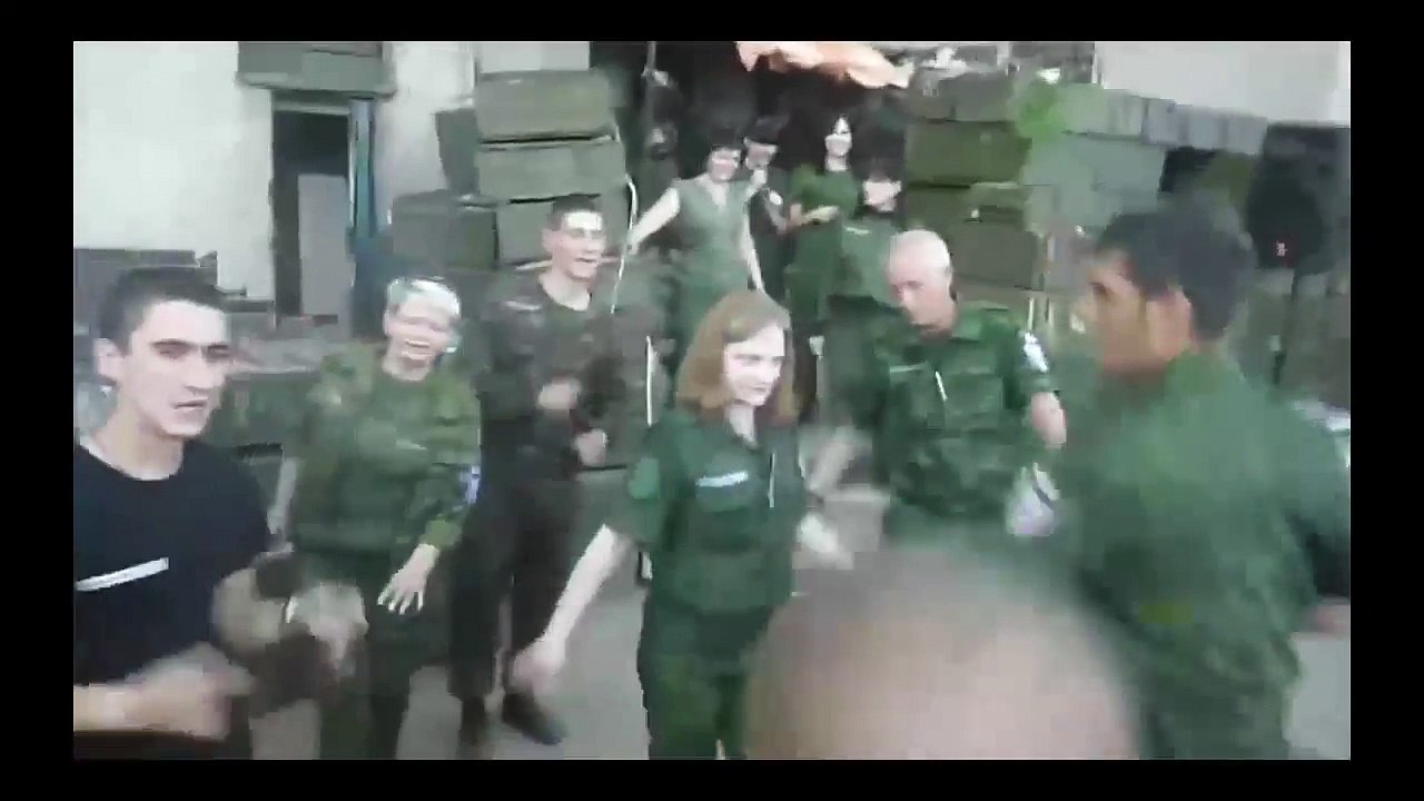 Солдаты Празднуют закрытие котла в Дебальцево дикими танцами
