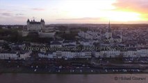 Ville de Saumur au crépuscule vue par drone en hiver
