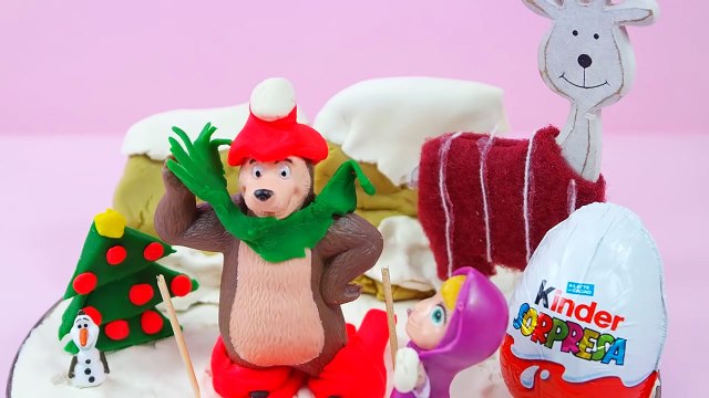 Des oeufs en chocolat Kinder Surprise de Noël, sur la neige, Avec Macha et lOurs anglais - 2016