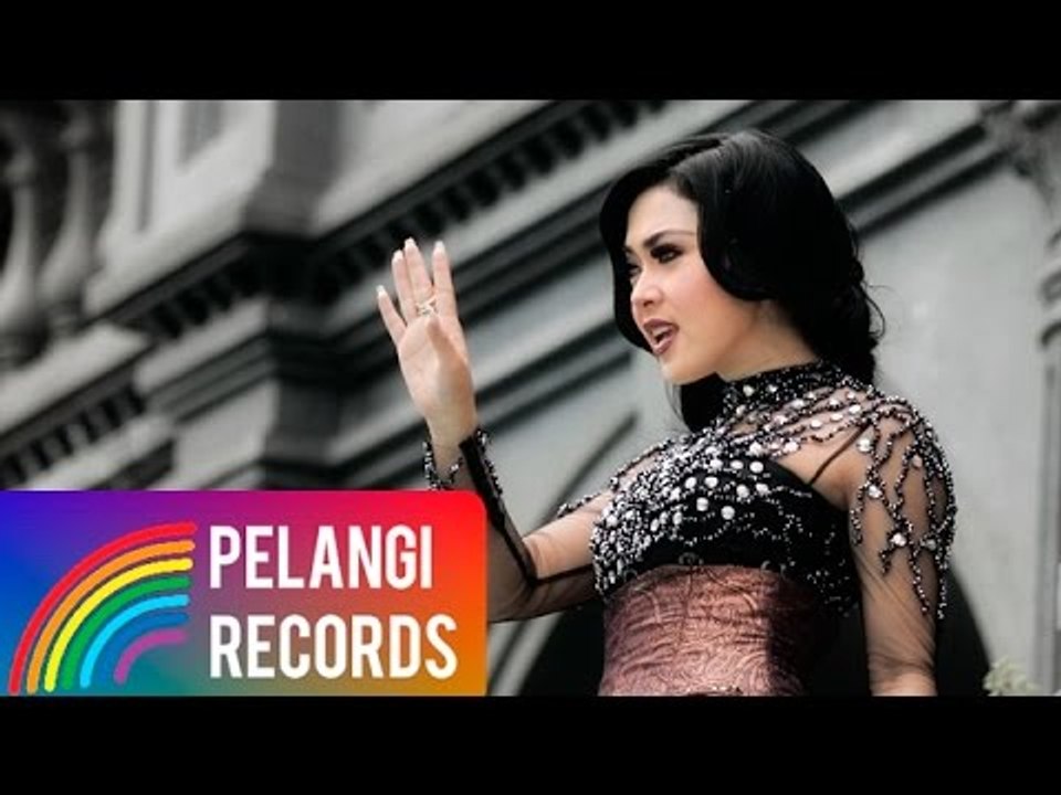 Syahrini - Kau Yang Memilih Aku (Official Music Video)