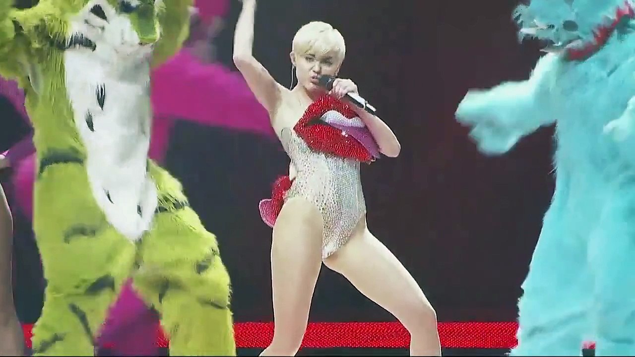 Miley Cyrus - Bangerz Tour- SMS (Live from London)