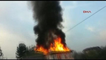 Sakarya - 2 Katlı Evin Çatısı Alev Alev Yandı