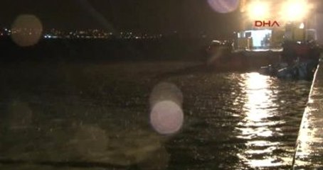 Tuzla'da İçinde 3 Kişinin Olduğu Araç Denize Düştü