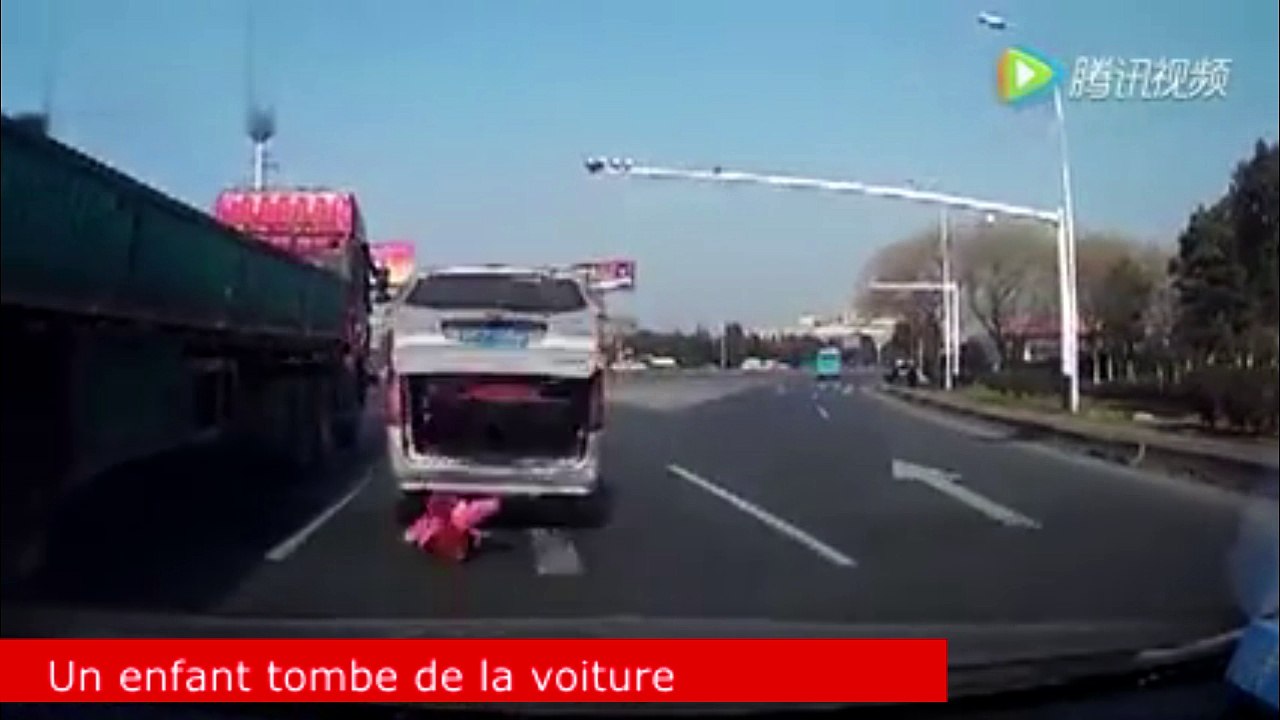 Un enfant tombe de la voiture