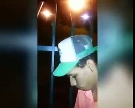 Les policiers brésiliens obligent 2 jeunes malfaiteurs à s'embrasser !