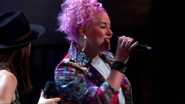 Jennie Lena zingt bij The Blind Auditions van The voice of Holland het nummer “Who’s Loving You” van The Jackson 5. Ze k