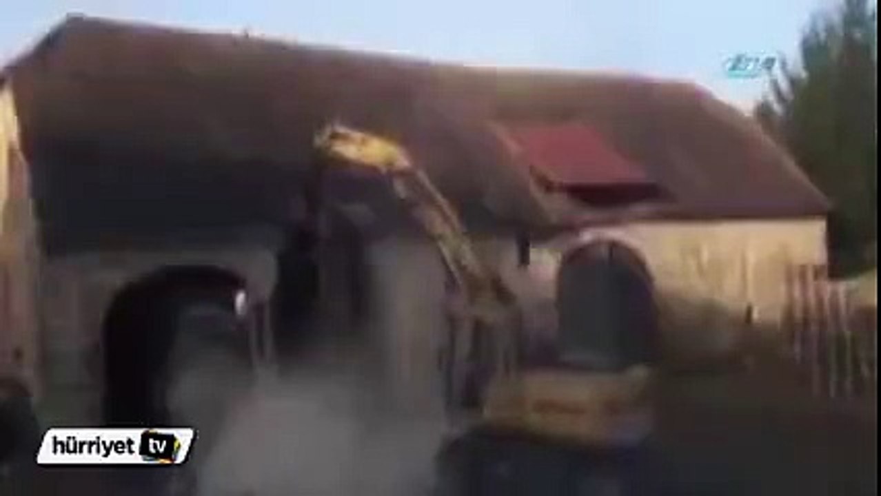 iş makinasıyla kapıyı genişletmek isteyen adamın evi yıkması