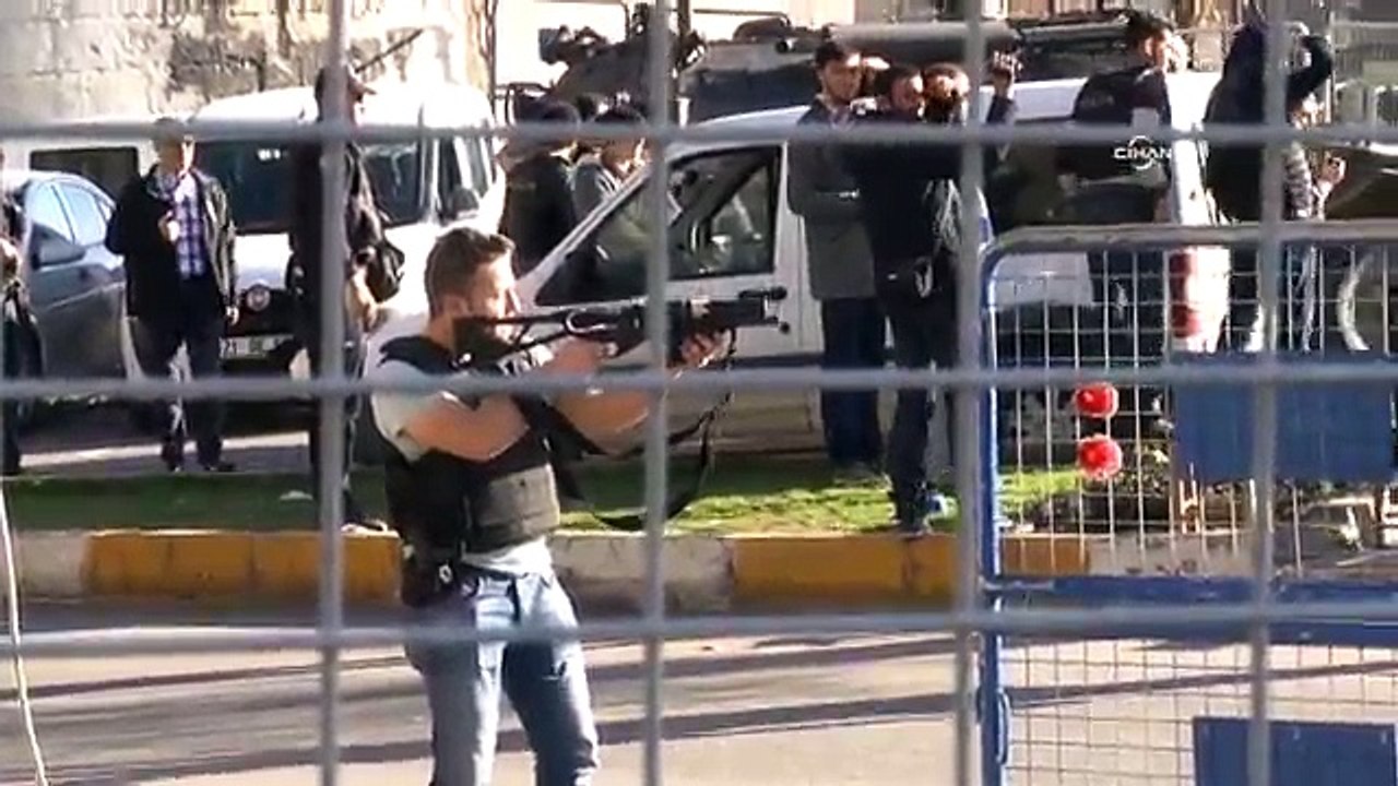 Sur’a yürüyen gruba polis müdahale etti