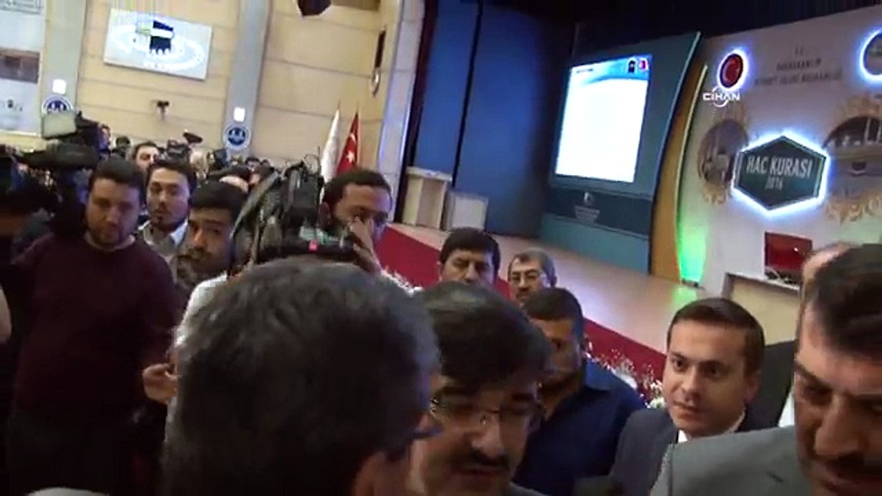 Hac kurasına giden gazeteciler ile Diyanet yetkilileri arasında tartışma
