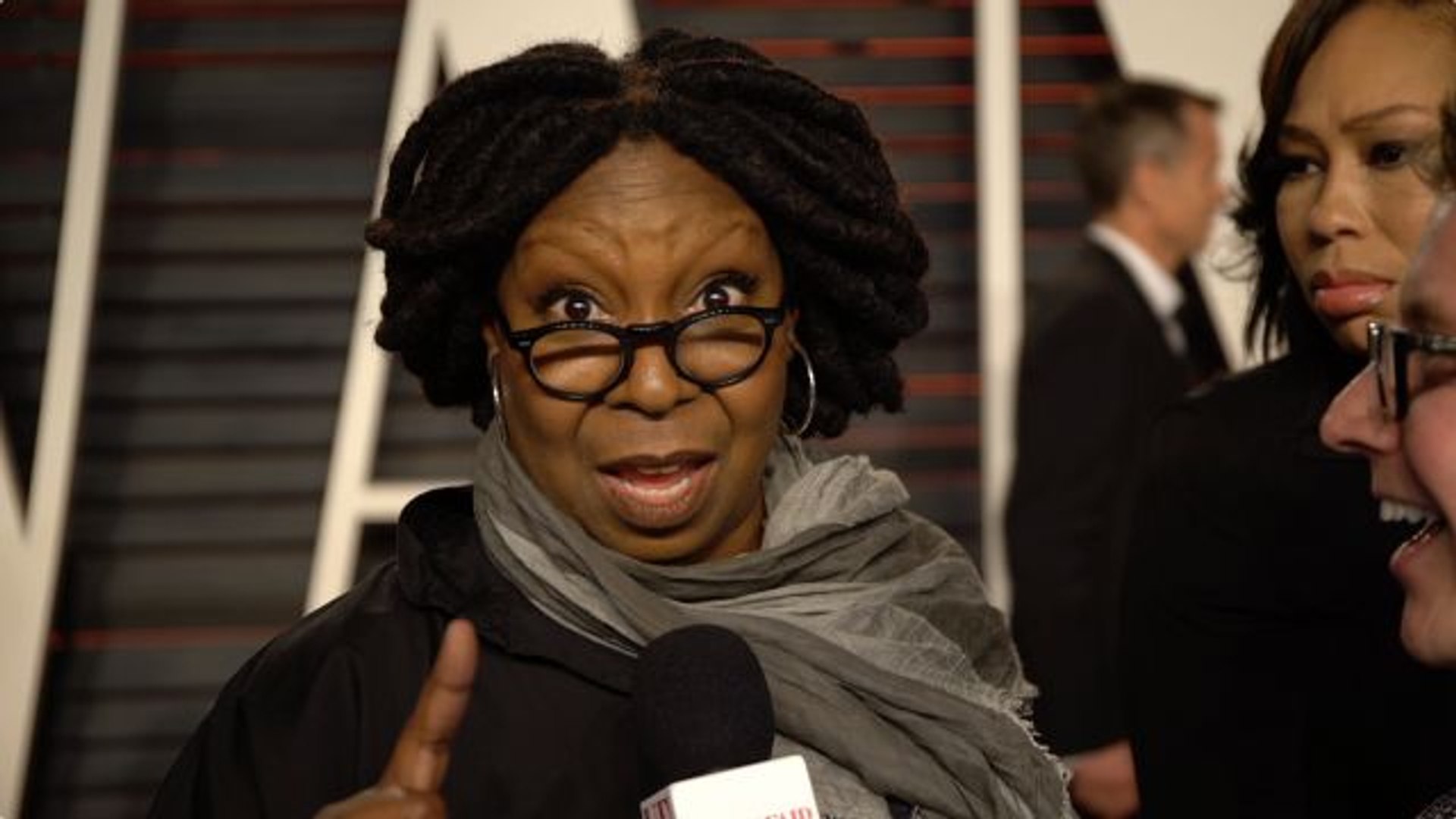 ⁣Celebrities Dramatically Recite Kanye Tweets at the Vanity Fair Oscar Party