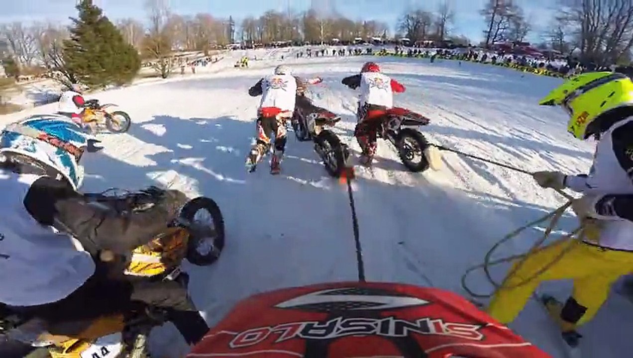 Spectaculaire une course de skieurs tractés par des motos