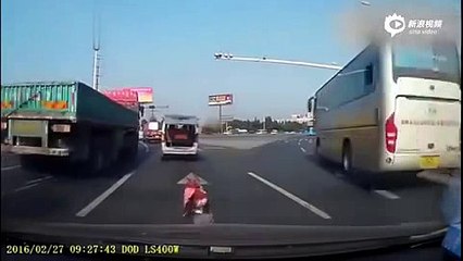 Bebé cae de auto y se salva de ser atropellada