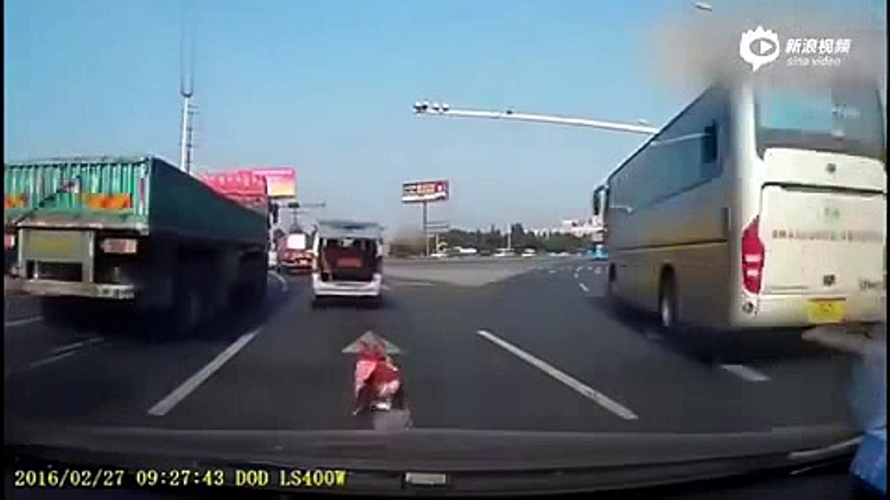 Bebé cae de auto y se salva de ser atropellada